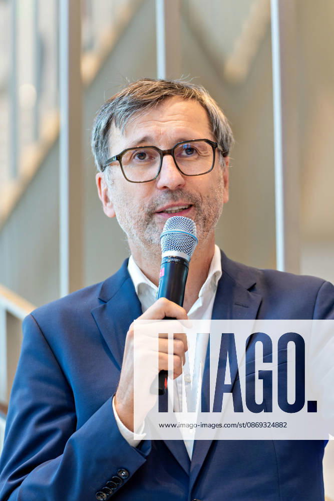 Berlin, 13.10.2026: DKB-CEO Dr. Sven Deglow spricht bei der Eröffnungsfeier im Foyer des neuen DKB-Campus in der Europacity in Berlin-Mitte. Die Deutsche Kreditbank AG (DKB) hat ihren neuen Hauptsitz heute offiziell eröffnet. Der von Kleihues + Kleihues entworfene, rund 82 Meter hohe Komplex besteht aus drei Gebäudeteilen mit fünf, elf und 19 Geschossen und rund 35.000 Quadratmetern Mietfläche; entwickelt wurde er von der CA Immo unter dem Projektnamen Upbeat. Rund 2.600 Mitarbeitende des DKB-Konzerns, die bislang auf mehrere Berliner Standorte verteilt waren, arbeiten nun gemeinsam im Campus. Die DKB ist Exklusivmieterin und hat einen Mietvertrag über 15 Jahre abgeschlossen. Die DKB unterstreicht mit dem langfristig angelegten