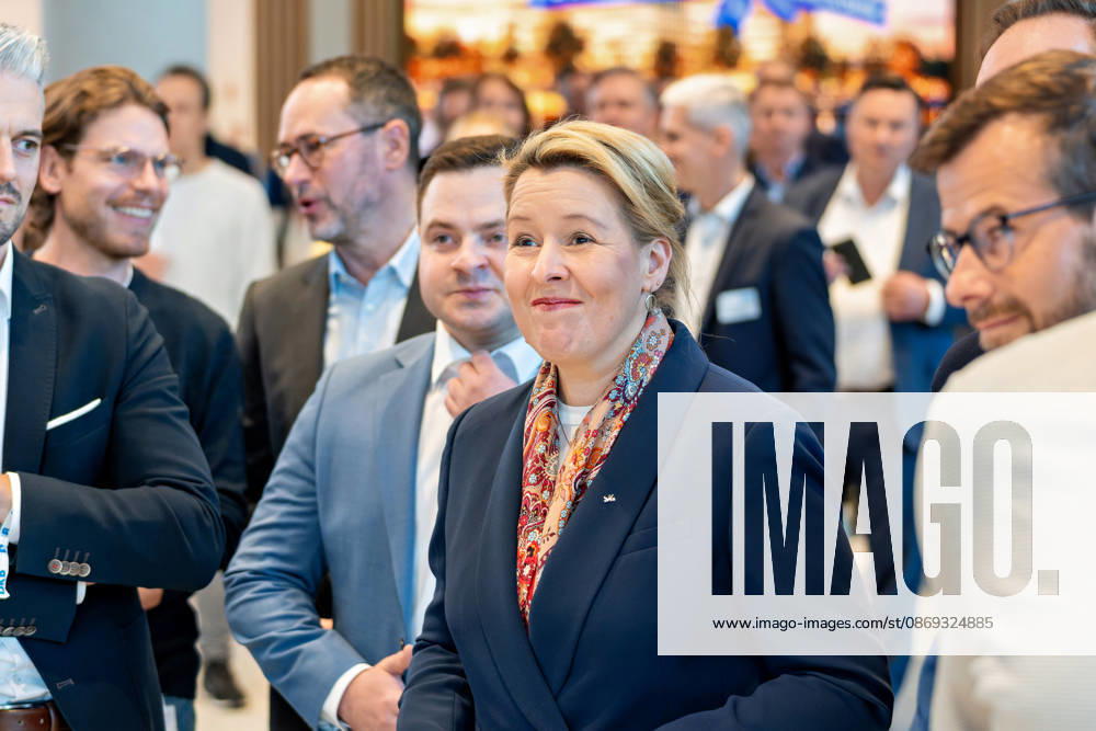 Berlin, 13.10.2026: Berlins Bürgermeisterin und Senatorin für Wirtschaft, Energie und Betriebe, Franziska Giffey (SPD), steht bei der Eröffnungsfeier zwischen den Gästen im Foyer des neuen DKB-Campus in der Europacity in Berlin-Mitte. Gemeinsam eröffneten DKB-CEO Dr. Sven Deglow und Berlins Bürgermeisterin und Wirtschaftssenatorin Franziska Giffey (SPD) den neuen Hauptsitz mit einem symbolischen Banddurchschnitt. Der von Kleihues + Kleihues entworfene, rund 82 Meter hohe Komplex besteht aus drei Gebäudeteilen mit fünf, elf und 19 Geschossen und rund 35.000 Quadratmetern Mietfläche; entwickelt wurde er von der CA Immo unter dem Projektnamen Upbeat. Rund 2.600 Mitarbeitende des DKB-Konzerns, die bislang auf mehrere Berliner Sta