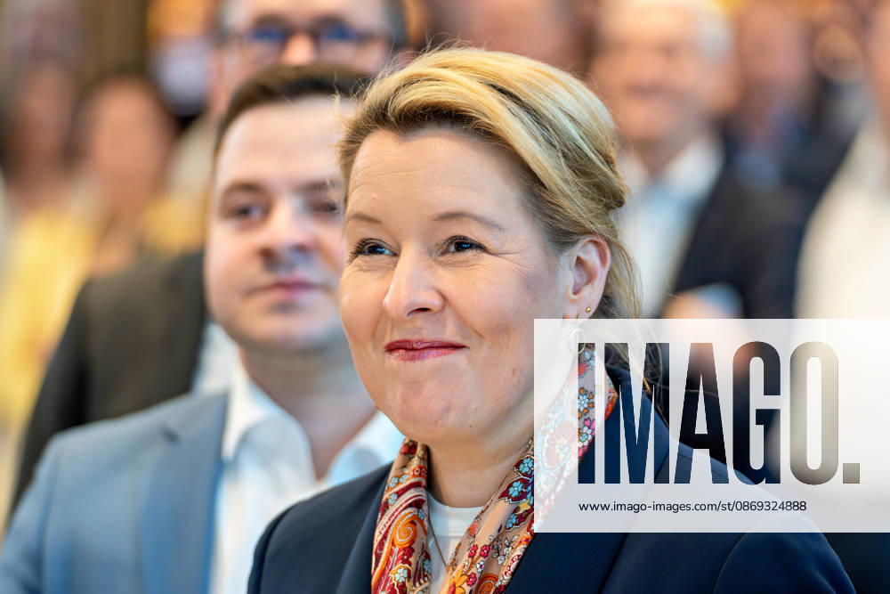 Berlin, 13.10.2026: Berlins Bürgermeisterin und Senatorin für Wirtschaft, Energie und Betriebe, Franziska Giffey (SPD), bei der Eröffnungsfeier im Foyer des neuen DKB-Campus in der Europacity in Berlin-Mitte. Gemeinsam eröffneten DKB-CEO Dr. Sven Deglow und Berlins Bürgermeisterin und Wirtschaftssenatorin Franziska Giffey (SPD) den neuen Hauptsitz mit einem symbolischen Banddurchschnitt. Der von Kleihues + Kleihues entworfene, rund 82 Meter hohe Komplex besteht aus drei Gebäudeteilen mit fünf, elf und 19 Geschossen und rund 35.000 Quadratmetern Mietfläche; entwickelt wurde er von der CA Immo unter dem Projektnamen Upbeat. Rund 2.600 Mitarbeitende des DKB-Konzerns, die bislang auf mehrere Berliner Standorte verteilt waren, arbe
