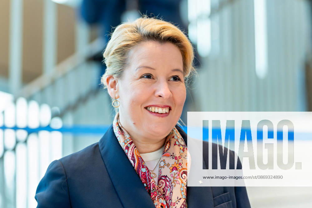 Berlin, 13.10.2026: Berlins Bürgermeisterin und Senatorin für Wirtschaft, Energie und Betriebe, Franziska Giffey (SPD), lacht bei der Eröffnungsfeier im Foyer des neuen DKB-Campus in der Europacity in Berlin-Mitte; im Hintergrund das blaue Band für den Banddurchschnitt. Gemeinsam eröffneten DKB-CEO Dr. Sven Deglow und Berlins Bürgermeisterin und Wirtschaftssenatorin Franziska Giffey (SPD) den neuen Hauptsitz mit einem symbolischen Banddurchschnitt. Der von Kleihues + Kleihues entworfene, rund 82 Meter hohe Komplex besteht aus drei Gebäudeteilen mit fünf, elf und 19 Geschossen und rund 35.000 Quadratmetern Mietfläche; entwickelt wurde er von der CA Immo unter dem Projektnamen Upbeat. Rund 2.600 Mitarbeitende des DKB-Konzerns,
