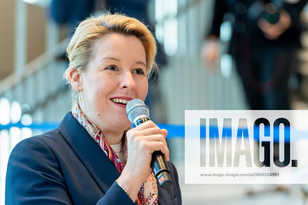 Berlin, 13.10.2026: Berlins Bürgermeisterin und Senatorin für Wirtschaft, Energie und Betriebe, Franziska Giffey (SPD), spricht bei der Eröffnungsfeier im Foyer des neuen DKB-Campus in der Europacity in Berlin-Mitte; im Hintergrund das blaue Band für den Banddurchschnitt. Gemeinsam eröffneten DKB-CEO Dr. Sven Deglow und Berlins Bürgermeisterin und Wirtschaftssenatorin Franziska Giffey (SPD) den neuen Hauptsitz mit einem symbolischen Banddurchschnitt. Der von Kleihues + Kleihues entworfene, rund 82 Meter hohe Komplex besteht aus drei Gebäudeteilen mit fünf, elf und 19 Geschossen und rund 35.000 Quadratmetern Mietfläche; entwickelt wurde er von der CA Immo unter dem Projektnamen Upbeat. Rund 2.600 Mitarbeitende des DKB-Konzerns