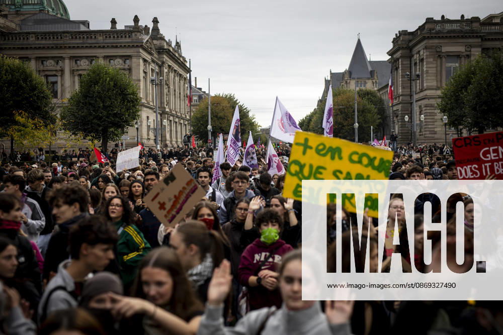 NEWS: Blocages de lycées en Alsace lors de la mobilisation étudiante. Strasbourg - France 13 10 2026 Des lycéens organisent de nouveaux blocages en Alsace le 13 octobre 2026, avant des rassemblements prévus à Strasbourg et à Mulhouse, en France. Cette mobilisation témoigne de la colère croissante des élèves face aux problèmes liés à l’éducation. Strasbourg