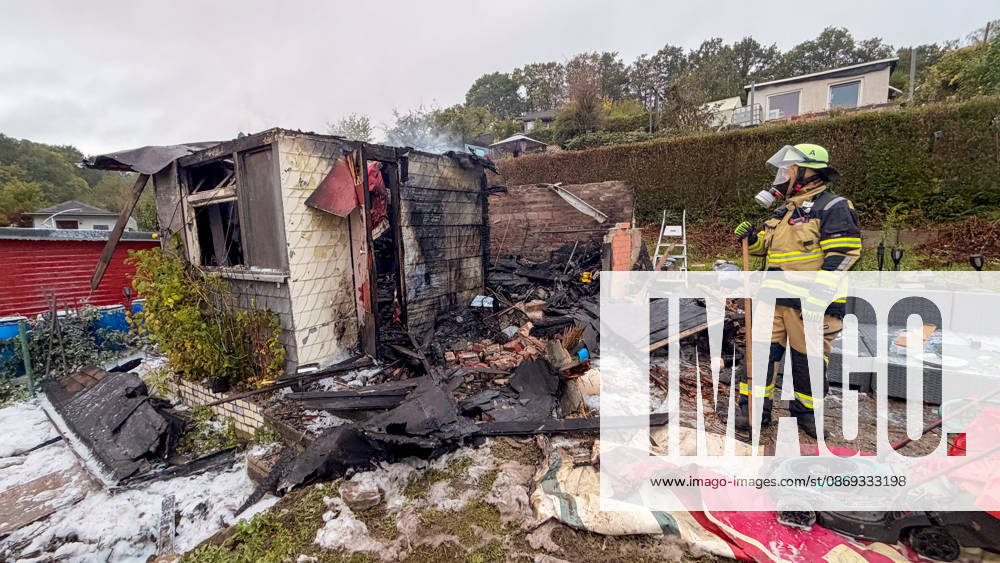 Wohnungsloses Paar nach Brandstiftung in Solingen festgenommen Für die Feuerwehr hieß es am Dienstagnachmittag (13.10.2026) gegen 16:05 Uhr ausrücken: In einer Kleingartenanlage am Ginsterweg in Solingen war es zum Vollbrand einer Gartenlaube gekommen. Als die Einsatzkräfte eintrafen stand eine Hütte bereits vollständig in Flammen, eine große Rauchsäule stieg über derm Gartenverein auf. Über mehrere hundert Meter musste eine Wasserversorgung gelegt werden bevor die Brandbekämpfung durchgeführt werden konnte. Rund vier Stunden später war der Brand gelöscht und die letzten Glutnester ebenfalls abgekühlt. Die der Besitzer der Gartenhütte berichtete, habe er bereits am Mittag ein wohnungsloses Paar in seiner Gartenlaube angetro
