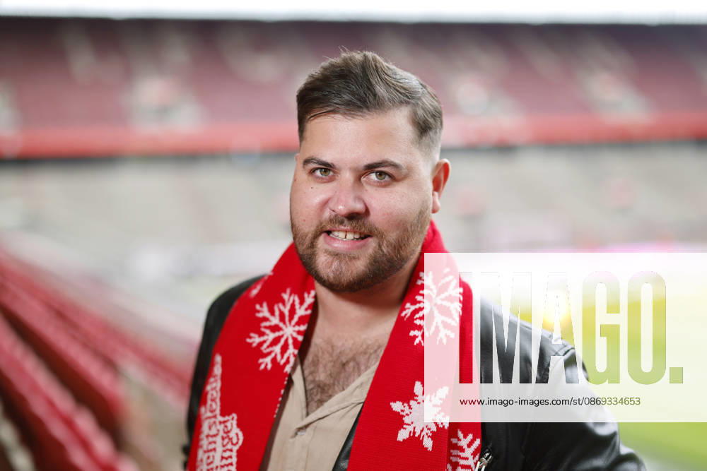 Host Daniel Wallroth Walli poses with a Christmas scarf at the press conference for the Loss mer Weihnachtsleeder singe sing-along concert, which will take place this year on December 22 and 23, 2026, at Cologne’s RheinEnergie Stadium and is expected to draw over 90,000 fans are expected. Cologne, October 13, 2026, North Rhine-Westphalia, Germany