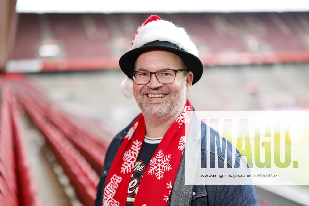 Musician Björn Heuser poses wearing a Santa hat at the press conference for the major sing-along concert Loss mer Weihnachtsleeder singe, which will take place this year on December 22 and 23, 2026, at Cologne’s RheinEnergie Stadium and is expected to draw over 90,000 fans. Cologne October 13, 2026, North Rhine-Westphalia, Germany