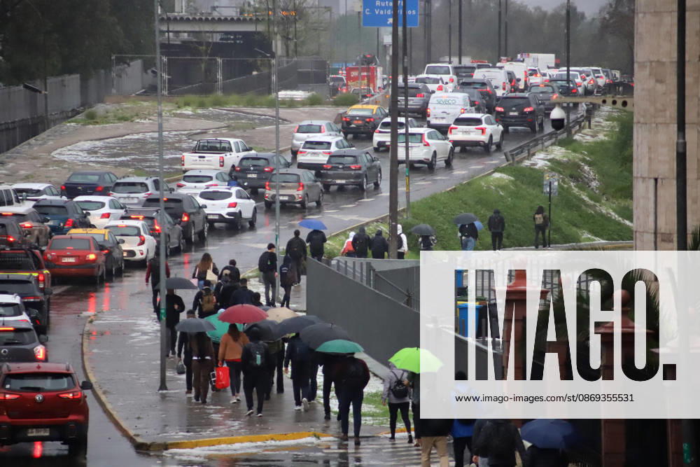 Flooding at the intersection of Viel Avenue and Blanco Encalada Street in downtown Santiago following this afternoon s thunderstorm in the Metropolitan Region. Andrés Rocha, Aton Chile, Santiago, Chile. Aton 1199630
