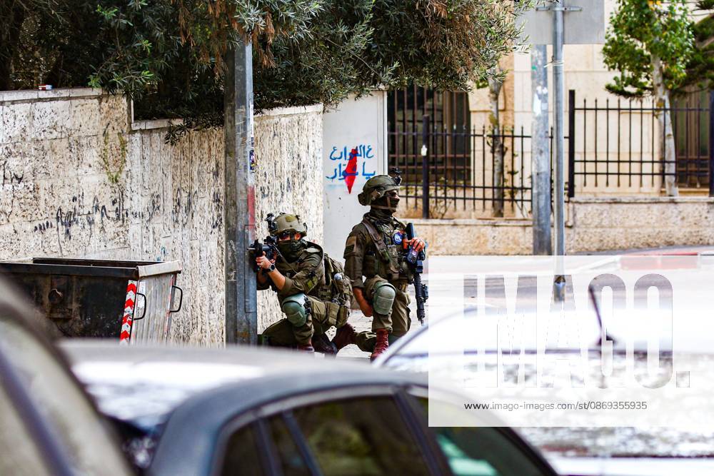 Ramallah, Palestine, State of: RAMALLAH, WEST BANK, PALESTINE, OCTOBER 13, 2026: Israeli forces conduct a raid in Ramallah in the occupied West Bank. The operation includes a raid on the offices of Addameer Prisoner Support and Human Rights Association. The Palestinian Ministry of Health reported two people wounded, including a 14-year-old boy wounded by Israeli gunfire, while several others were treated for tear gas inhalation. Ramallah Palestine, State of - ZUMAq101 20261013_zna_q101_197