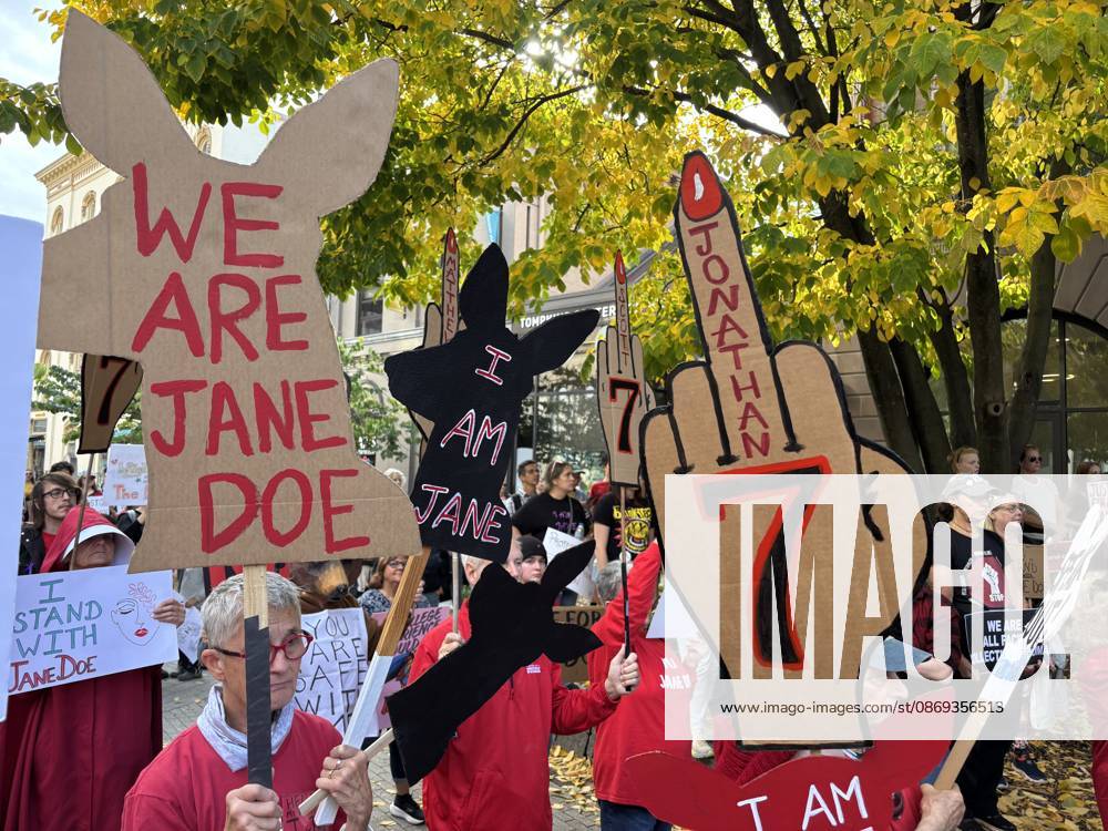 People demonstrate against the alleged gang rape of a Cornell University student in New York, United States, 13 October 2026. A red wave cries out against the Cornell gang-rape case and demands the resignation of its leadership !ACHTUNG: NUR REDAKTIONELLE NUTZUNG!