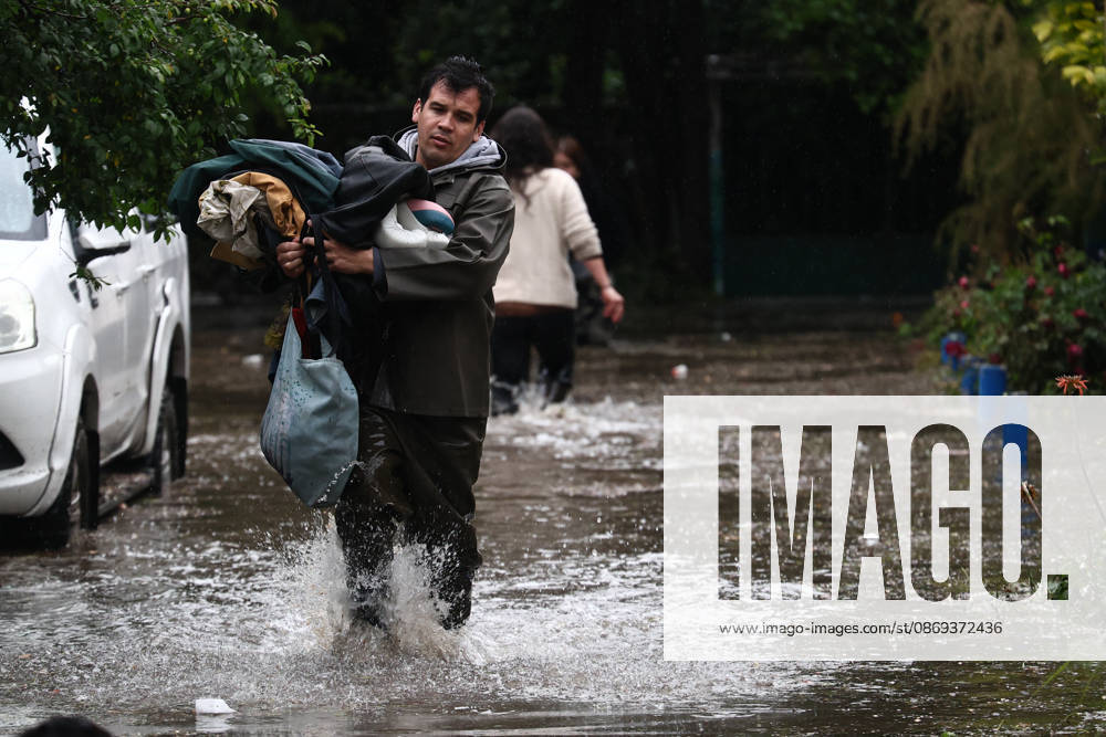 Chile declares a red alert in Santiago following heavy hailstorm SANTIAGO, CHILE - OCTOBER 13: Police officers assist residents in flooded areas of Santiago, Chile, following heavy rain and hail on October 13, 2026. Authorities declared a red alert across the capital as severe precipitation inundated streets, disrupted transportation, and caused widespread urban flooding. Lucas Aguayo Araos Anadolu Santiago Chile. Editorial use only. Please get in touch for any other usage.