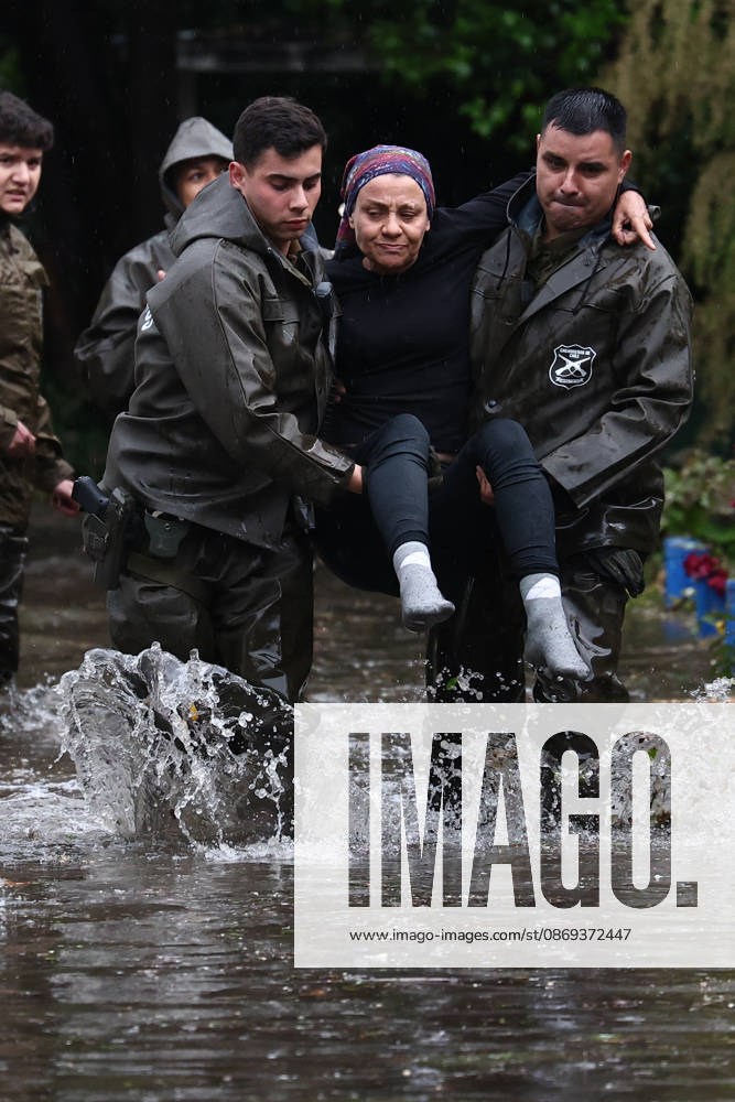 Chile declares a red alert in Santiago following heavy hailstorm SANTIAGO, CHILE - OCTOBER 13: Police officers assist residents in flooded areas of Santiago, Chile, following heavy rain and hail on October 13, 2026. Authorities declared a red alert across the capital as severe precipitation inundated streets, disrupted transportation, and caused widespread urban flooding. Lucas Aguayo Araos Anadolu Santiago Chile. Editorial use only. Please get in touch for any other usage.