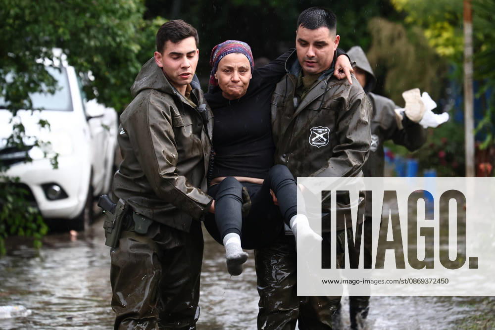 Chile declares a red alert in Santiago following heavy hailstorm SANTIAGO, CHILE - OCTOBER 13: Police officers assist residents in flooded areas of Santiago, Chile, following heavy rain and hail on October 13, 2026. Authorities declared a red alert across the capital as severe precipitation inundated streets, disrupted transportation, and caused widespread urban flooding. Lucas Aguayo Araos Anadolu Santiago Chile. Editorial use only. Please get in touch for any other usage.