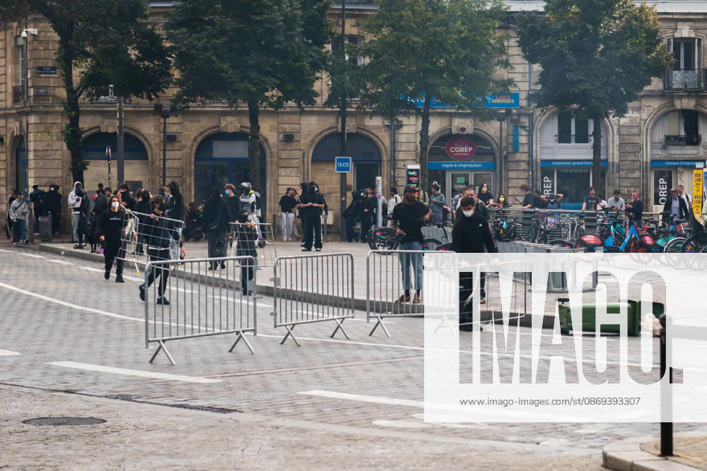High School Stdent Mobilisation - Bordeaux Protesters move metal barriers at Place de la Victoire during Act V of the high school student mobilisation in Bordeaux, France on October 13, 2026. Photo by Fabrice Sapte ABACAPRESS.COM Bordeaux France