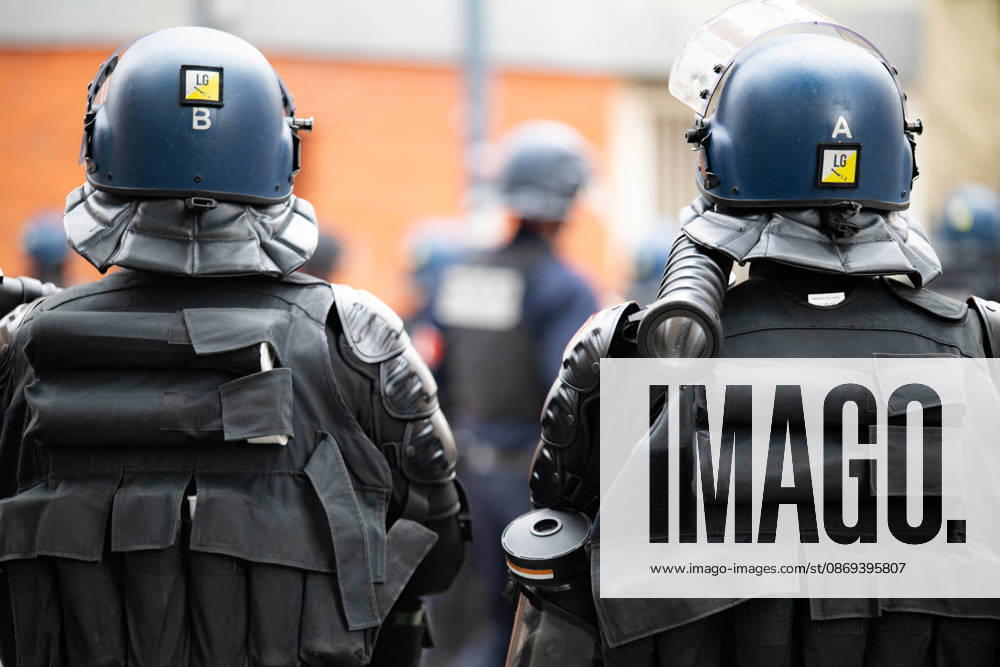 Student Protesters Clash With CRS In Toulouse - France French Police deploy LBD (lanceur de balles de défense) during a student protest in Toulouse, France on October 13, 2026. Photo by Nathan Barange ABACAPRESS.COM Toulouse HAUTE-GARONNE France