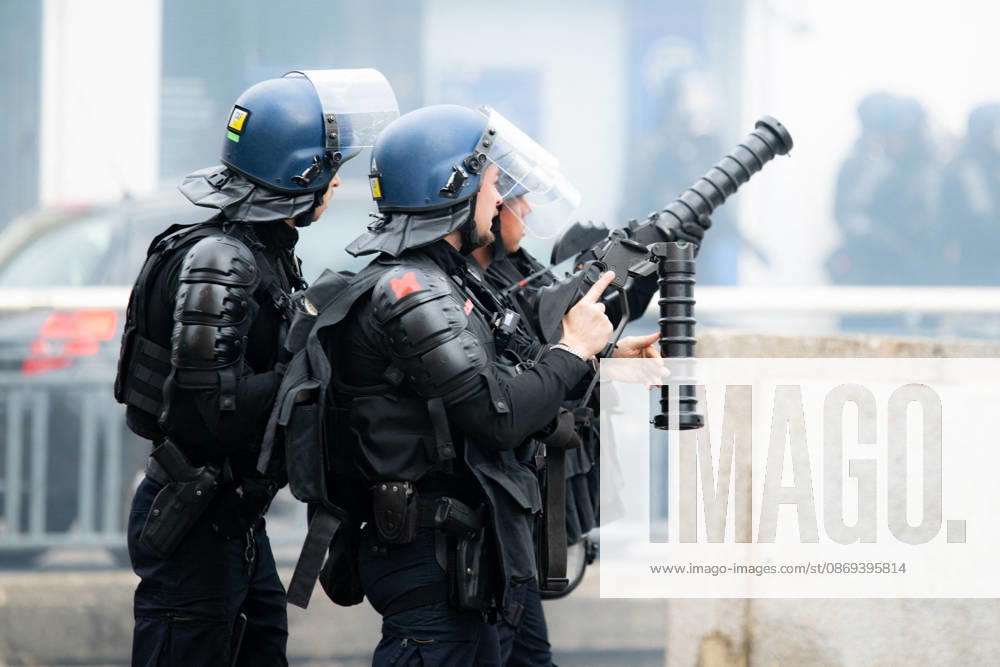 Student Protesters Clash With CRS In Toulouse - France French Police deploy LBD (lanceur de balles de défense) during a student protest in Toulouse, France on October 13, 2026. Photo by Nathan Barange ABACAPRESS.COM Toulouse HAUTE-GARONNE France