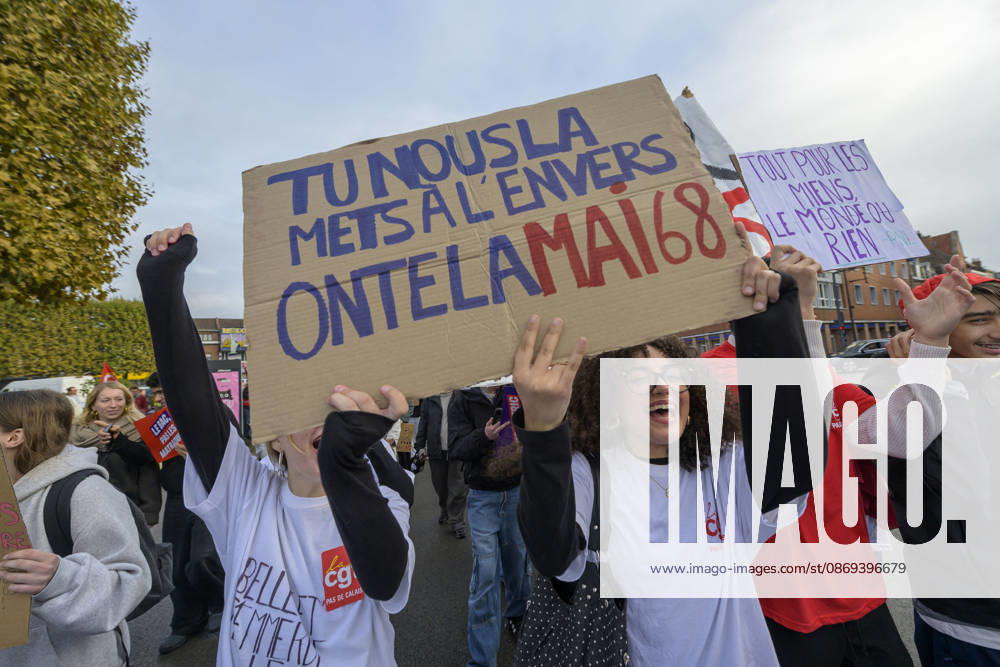 High School Students Demonstrate With Marine Tondelier In Lens - France High school students from Lens participate in a protest march through the streets of Lens, Pas de Calais, France on October 13, 2026, accompanied by political figures, teachers, and union representatives. Slogans displayed include Tu nous la mets à l envers, on te la mai 68 (You put it to us backwards, we ll give you May 68). Photo by Blanquart C ANDBZ ABACAPRESS.COM Lens Hauts-de-France France