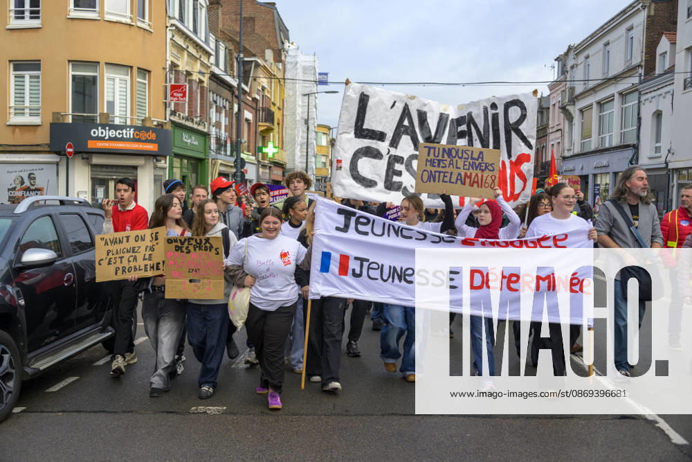 High School Students Demonstrate With Marine Tondelier In Lens - France High school students from Lens participate in a protest march through the streets of Lens, Pas de Calais, France on October 13, 2026, accompanied by political figures, teachers, and union representatives. The procession features a banner reading jeunesse engagée, jeunesse déterminée (engaged youth, determined youth). Photo by Blanquart C ANDBZ ABACAPRESS.COM Lens Hauts-de-France France