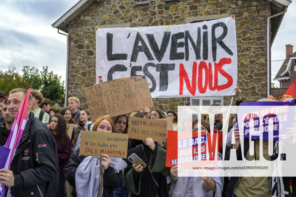 High School Students Demonstrate With Marine Tondelier In Lens - France High school students from Lens participate in a protest march through the streets of Lens, Pas de Calais, France on October 13, 2026, accompanied by political figures, teachers, and union representatives. Slogans displayed include L avenir est à nous (The future is ours). Photo by Blanquart C ANDBZ ABACAPRESS.COM Lens Hauts-de-France France