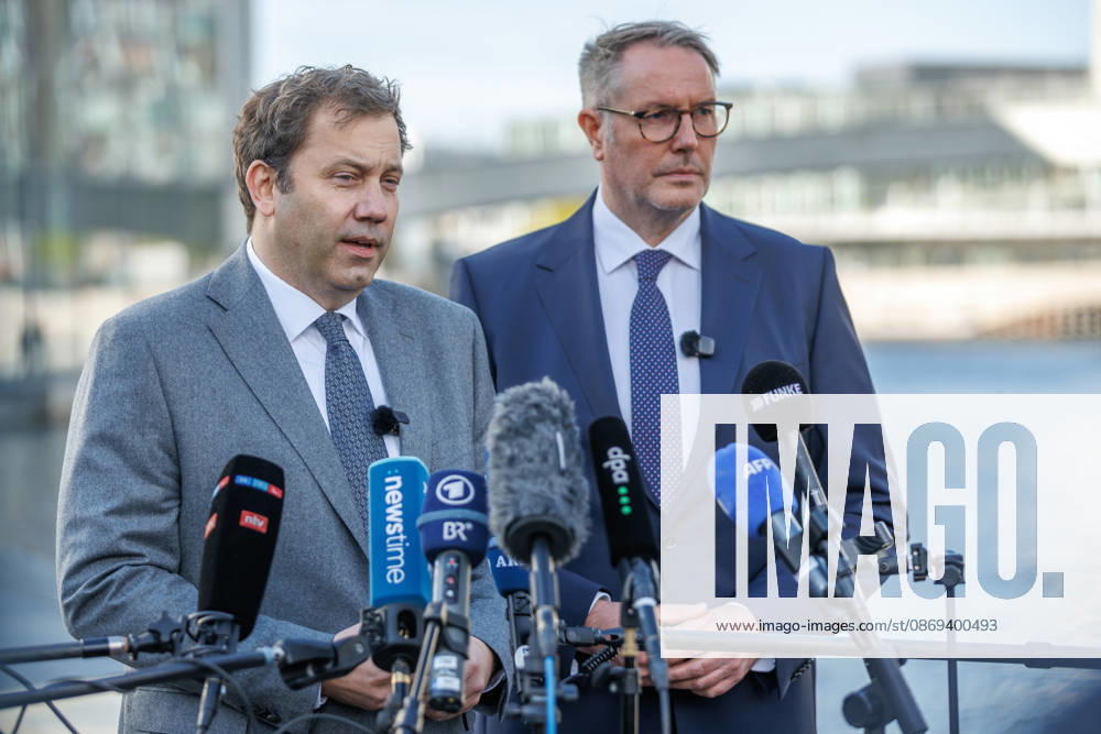 Alexander Schweitzer (SPD), Federal Minister of Labor and Social Affairs-designate, and Lars Klingbeil (SPD), Federal Minister of Finance, during a press statement; Alexander Schweitzer (SPD), Federal Minister of Labor and Social Affairs-designate, and Lars Klingbeil (SPD), Federal Minister of Finance, during a press statement in front of the Bundestag on Oc