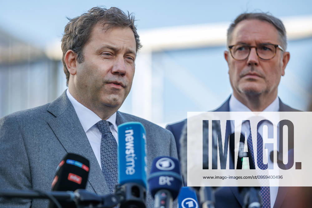Alexander Schweitzer (SPD), Federal Minister of Labor and Social Affairs-designate, and Lars Klingbeil (SPD), Federal Minister of Finance, during a press statement; Alexander Schweitzer (SPD), Federal Minister of Labor and Social Affairs-designate, and Lars Klingbeil (SPD), Federal Minister of Finance, during a press statement in front of the Bundestag on Oc