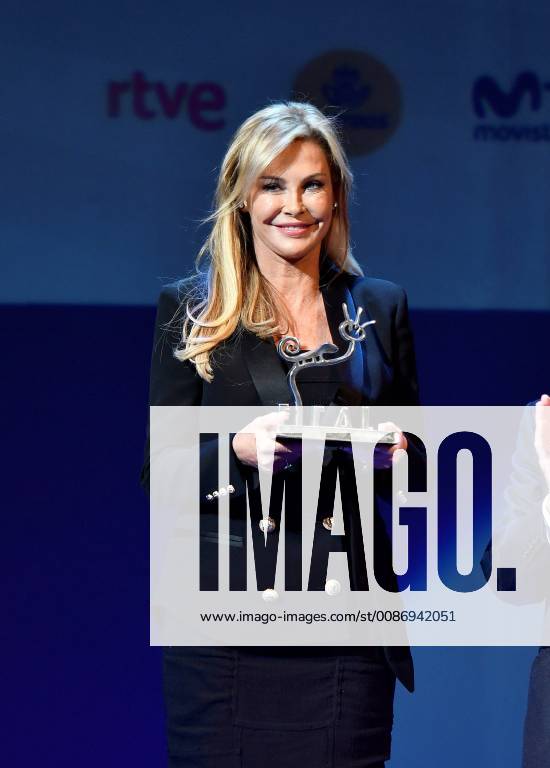 Irish actress Alison Doody poses with the Almeria land of cinema award on the occasion of the 30th anniversary of the film Indiana Jones and the Last Crusade , during the Almeria International Cinema Festival (FICAL) gala at the Cervantes Theater, in Almeria, southern Spain, 21 November 2018. Almeria International Cinema Festival (FICAL) !ACHTUNG: NUR REDAKTIONELLE NUTZUNG!