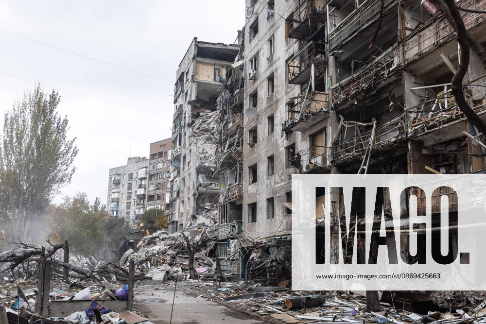 Russian air strike hits residential building in Kramatorsk KRAMATORSK, UKRAINE - OCTOBER 14: Firefighters are trying to locate the bodies of two civilians beneath the rubble following a Russian air strike on a residential building in Kramatorsk, on October 14, 2026. Diego Herrera Carcedo Anadolu Kramatorsk Ukraine. Editorial use only. Please get in touch for any other usage.