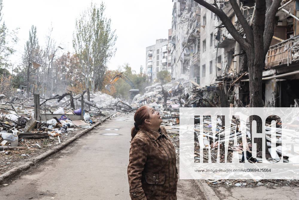 Russian air strike hits residential building in Kramatorsk KRAMATORSK, UKRAINE - OCTOBER 14: A local resident looks at a residential building damaged following a Russian air strike in Kramatorsk, on October 14, 2026. Diego Herrera Carcedo Anadolu Kramatorsk Ukraine. Editorial use only. Please get in touch for any other usage.