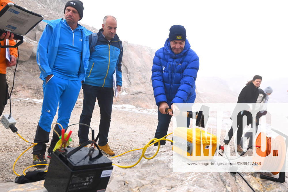 Seismological Measurement: Markus SOEDER, Minister-President of Bavaria and CSU Chairman, holds a sledgehammer. Minister-President Dr. Markus Soeder and Environment Minister Thorsten Glauber are briefed by geologist Prof. Dr. Michael Krautblatter of the Technical University of Munich at the Zugspitze