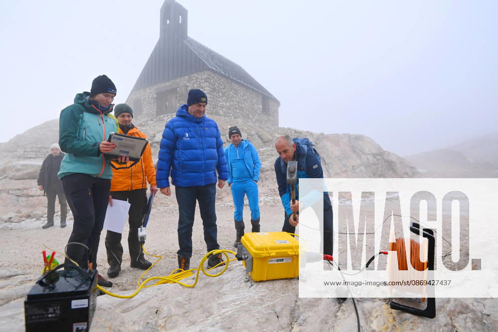 Seismological Measurements: Minister-President Dr. Markus Söder and Environment Minister Thorsten Glauber, accompanied by geologist Prof. Dr. Michael Krautblatter from the Technical University of Munich, visited the Zugspitze and the Schneefernerhaus Environmental Research Station to learn about current research projects in the areas of geohazards, climate protection, and climate adaptation