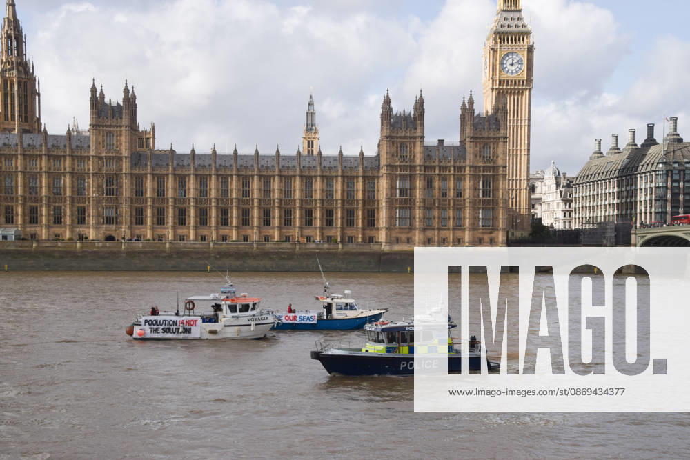 Campaigners stage a protest in boats on the River Thames outside the Parliament calling on the UK government to act on sewage pollution. London United Kingdom - ZUMAv130 20261014_zip_v130_018