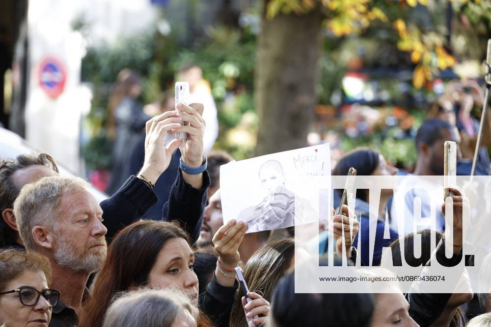 Céline Dion greets her fans as she leaves theRoyal Monceau Hotel in Paris before heading to the La Plénitude Arena at Paris La Défense to continue her concert series on October 14, 2026 Christophe Aubert Bestimage Céline Dion greets fans as she leaves the Royal Monceau Hotel in Paris before heading to the La Plénitude Arena at Paris La Défense to continue her concert series on October 14, 2026, Paris, France