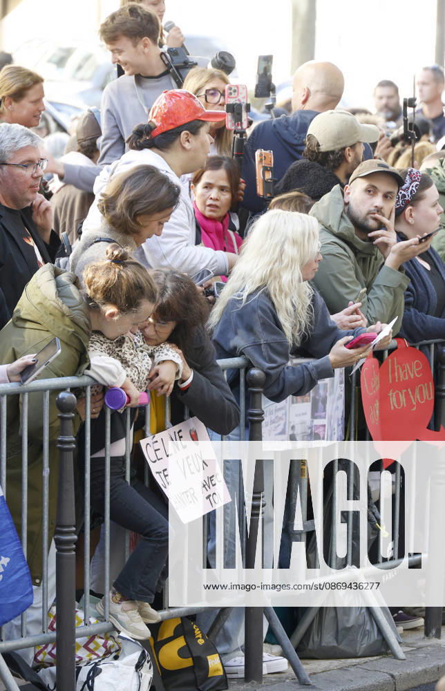 Céline Dion greets her fans as she leaves theRoyal Monceau Hotel in Paris before heading to the La Plénitude Arena at Paris La Défense to continue her concert series on October 14, 2026 Christophe Aubert Bestimage Céline Dion greets fans as she leaves the Royal Monceau Hotel in Paris before heading to the La Plénitude Arena at Paris La Défense to continue her concert series on October 14, 2026, Paris, France