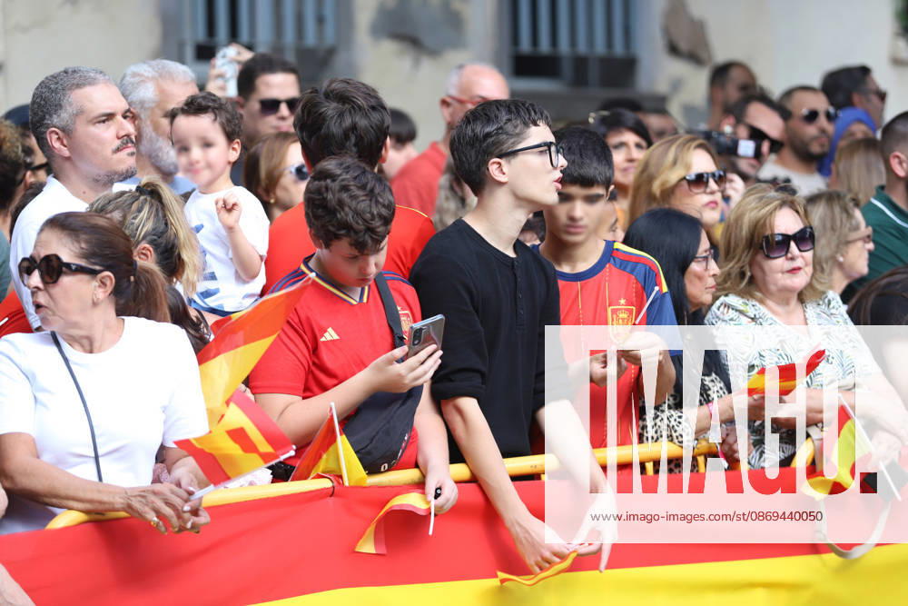 The King and Queen Visit the Autonomous City of Melilla A large crowd gathers ahead of a visit by King Felipe VI and Queen Letizia to the Pintor Eduardo Morillas Preschool and Elementary School on October 14, 2026, in Melilla, Spain. The King and Queen are making their first official visit to Melilla, where they have received a welcome just as enthusiastic as the one they received in Ceuta. There, in addition to expressing their solidarity following the massive influx of migrants last July, the monarch wished to emphasize the Spanish identity of both autonomous cities. OCTOBER 14, 2026 PIXELATED Melilla Melilla, Spain