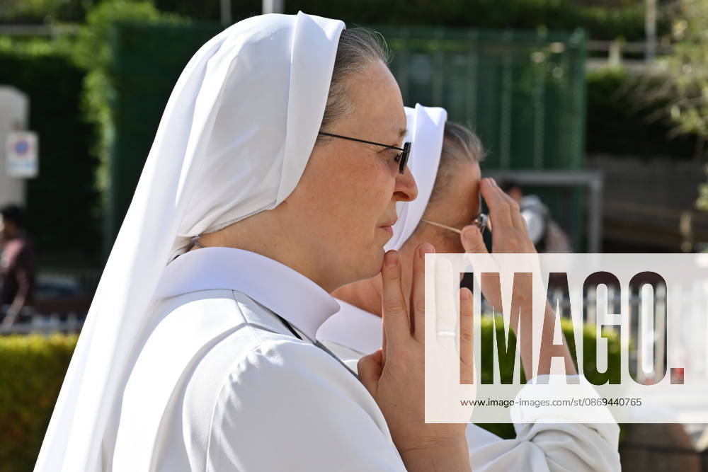 IPA89678807 - Italy, Rome, Vatican, October 14, 2026: A statue of John Paul II in front of the Agostino Gemelli University Hospital, where Pope Leo XIV is hospitalized, in Rome, Italy, on October 14, 2026. According to the Holy See Press Office, Pope Leo XIV is recovering in the hospital following successful thoracic surgery on October 13 to remove the lower lobe of his right lung, during which doctors confirmed a diagnosis of lung adenocarcinoma. Copyright Alessia Giuliani CPP