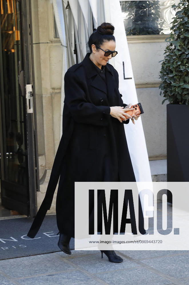 Dee Amore Marti Céline Dion greets her fans as she leaves theRoyal Monceau Hotel in Paris before heading to the La Plénitude Arena at Paris La Défense to continue her concert series on October 14, 2026 Marc Ausset Lacroix Bestimage Céline Dion greets fans as she leaves the Royal Monceau Hotel in Paris before heading to the La Plénitude Arena at Paris La Défense to continue her concert series on October 14, 2026, Paris, France