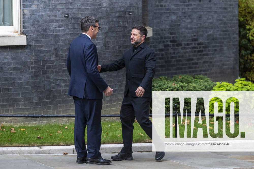 LONDON, UK. Volodymyr Zelensky, President of Ukraine, visits Downing Street for talks with Andy Burnham, Prime Minister, who will underline the UK s rock-solid support for Ukraine as long as it takes. The 12th Company Irish Guards stood either side of the door of Number 10. London UK - ZUMAl94_ 20261014_zaf_l94_047