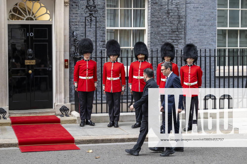 LONDON, UK. Volodymyr Zelensky, President of Ukraine, visits Downing Street for talks with Andy Burnham, Prime Minister, who will underline the UK s rock-solid support for Ukraine as long as it takes. The 12th Company Irish Guards stood either side of the door of Number 10. London UK - ZUMAl94_ 20261014_zaf_l94_045