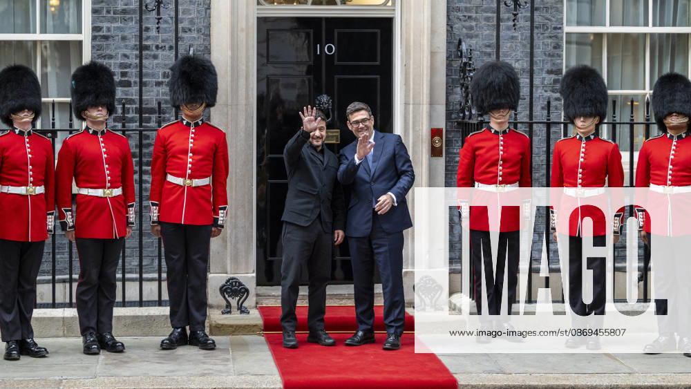 LONDON, UK. Volodymyr Zelensky, President of Ukraine, visits Downing Street for talks with Andy Burnham, Prime Minister, who will underline the UK s rock-solid support for Ukraine as long as it takes. The 12th Company Irish Guards stood either side of the door of Number 10. London UK - ZUMAl94_ 20261014_zaf_l94_049