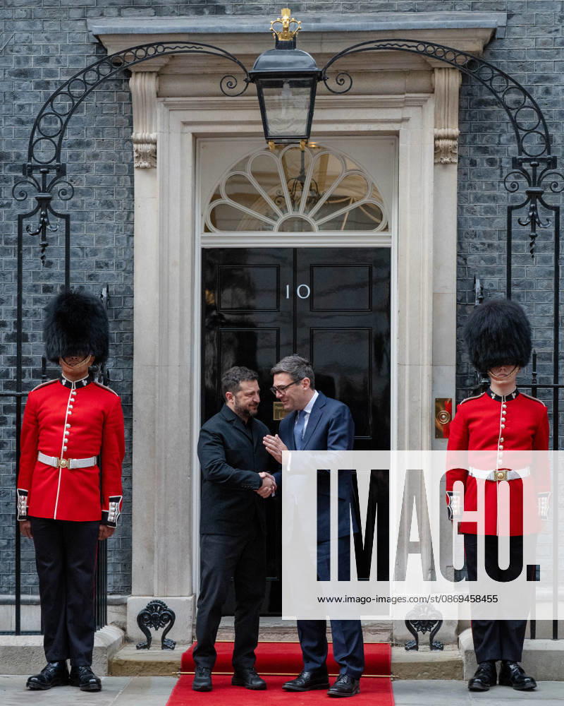British Prime Minister Andy BURNHAM welcomes Ukrainian President Volodymyr ZELENSKYY outside 10 Downing Street in London, United Kingdom, ahead of their meeting to discuss support for Ukraine. London United Kingdom - ZUMAk172 20261014_zip_k172_077
