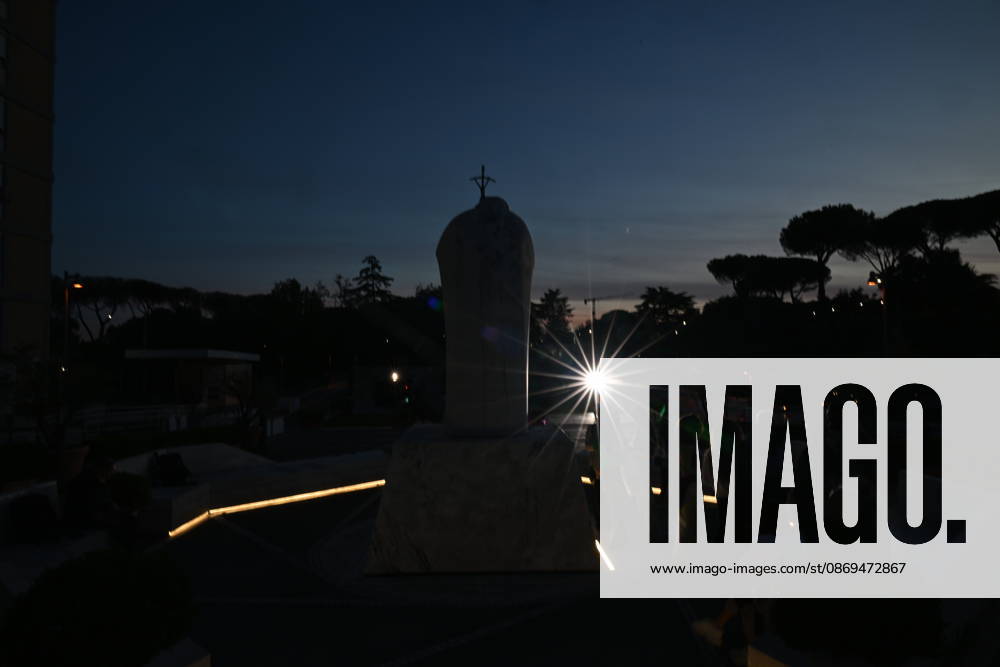 IPA89688204 - Italy, Rome, Vatican, October 14, 2026: A statue of Pope John Paul II stands outside the Agostino Gemelli University Hospital in Rome, Italy, where Pope Leo XIV is hospitalized. According to the Holy See Press Office, Pope Leo XIV is recovering after undergoing successful surgery on October 13 to remove the lower lobe of his right lung. Doctors confirmed a diagnosis of lung adenocarcinoma during the operation. Copyright Alessia Giuliani CPP
