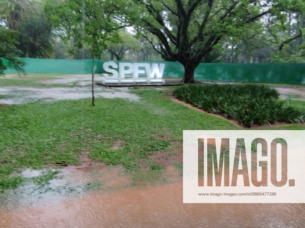 Temporary blocks SPFW entrance Sao Paulo (SP), 10 14 2026 - Weather Rain SPFW - The storm that hit the city of Sao Paulo on Wednesday afternoon caused flooding at the entrance to Pacubra in Ibirapuera Park, where Sao Paulo Fashion Week takes place. Guest entry was interrupted for about an hour.(Foto: Leandro Chemalle Thenews2 imago images) Temporary blocks SPFW entrance