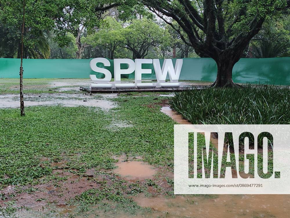 Temporary blocks SPFW entrance Sao Paulo (SP), 10 14 2026 - Weather Rain SPFW - The storm that hit the city of Sao Paulo on Wednesday afternoon caused flooding at the entrance to Pacubra in Ibirapuera Park, where Sao Paulo Fashion Week takes place. Guest entry was interrupted for about an hour.(Foto: Leandro Chemalle Thenews2 imago images) Temporary blocks SPFW entrance