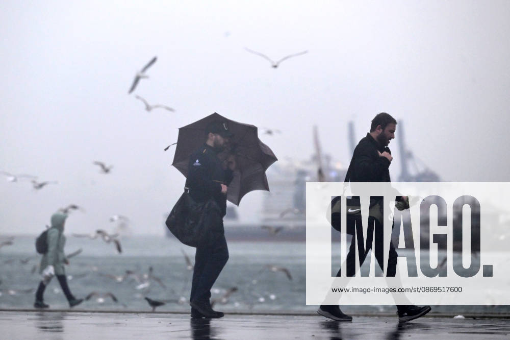 Heavy rainfall hits Istanbul s Kadikoy district ISTANBUL, TURKIYE - OCTOBER 15: People walk with umbrellas as heavy rainfall hits the Kadikoy district of Istanbul, Turkiye, on October 15, 2026. The downpour affects daily life across the district, with pedestrians seeking shelter from the rain and vehicles navigating wet roads. Abdulhamid Hosbas Anadolu Istanbul Turkey. Editorial use only. Please get in touch for any other usage.