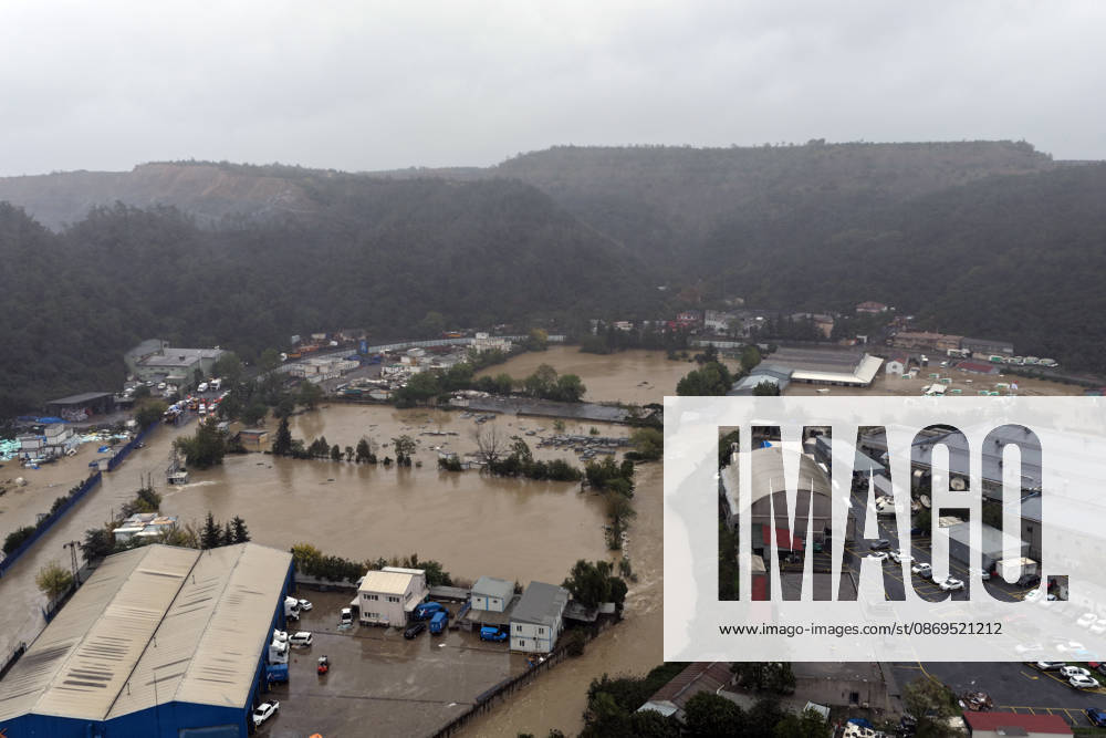 Heavy rainfall floods roads in Istanbul’s Sariyer district ISTANBUL, TURKIYE - SEPTEMBER 15: An aerial view of roads submerged in floodwater following heavy rainfall in Sariyer and surrounding areas in Istanbul, Turkiye, on October 15, 2026. Huseyin Cakmak Anadolu Istanbul Turkey. Editorial use only. Please get in touch for any other usage.