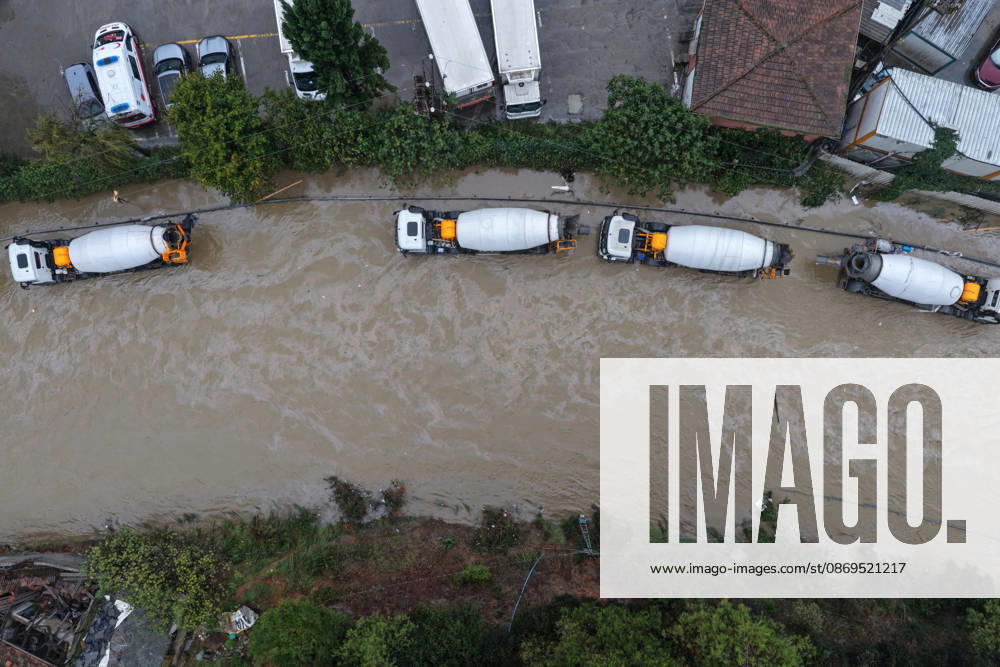 Heavy rainfall floods roads in Istanbul’s Sariyer district ISTANBUL, TURKIYE - SEPTEMBER 15: An aerial view of roads submerged in floodwater following heavy rainfall in Sariyer and surrounding areas in Istanbul, Turkiye, on October 15, 2026. Huseyin Cakmak Anadolu Istanbul Turkey. Editorial use only. Please get in touch for any other usage.