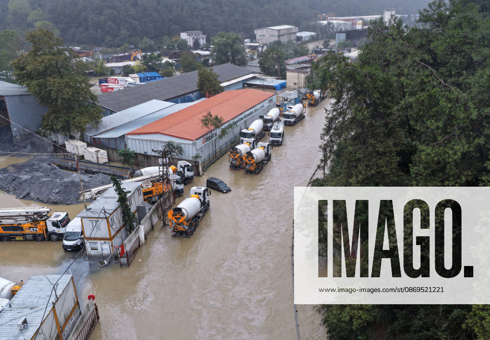 Heavy rainfall floods roads in Istanbul’s Sariyer district ISTANBUL, TURKIYE - SEPTEMBER 15: An aerial view of roads submerged in floodwater following heavy rainfall in Sariyer and surrounding areas in Istanbul, Turkiye, on October 15, 2026. Huseyin Cakmak Anadolu Istanbul Turkey. Editorial use only. Please get in touch for any other usage.