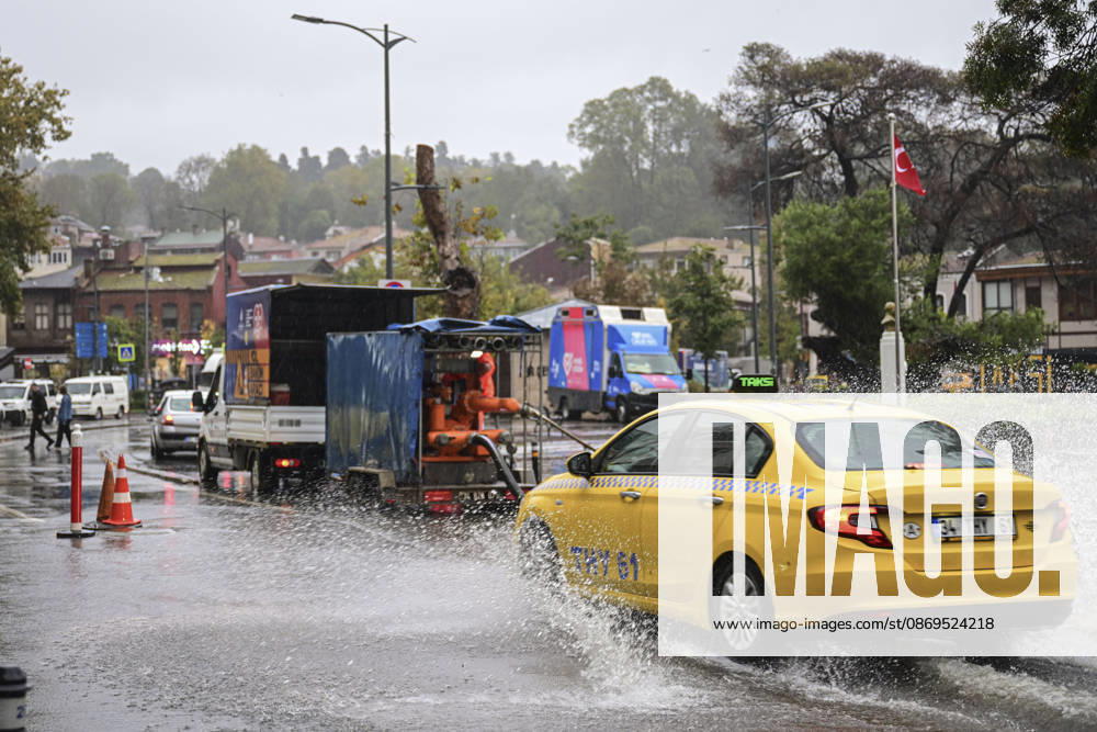 Heavy rainfall hits Istanbul ISTANBUL, TURKIYE - OCTOBER 15: Drivers and pedestrians are affected by flooding along the Beykoz coast following heavy rainfall in Istanbul, Turkiye, on October 15, 2026. Fatma Nur Arslan Anadolu Istanbul Turkey. Editorial use only. Please get in touch for any other usage.