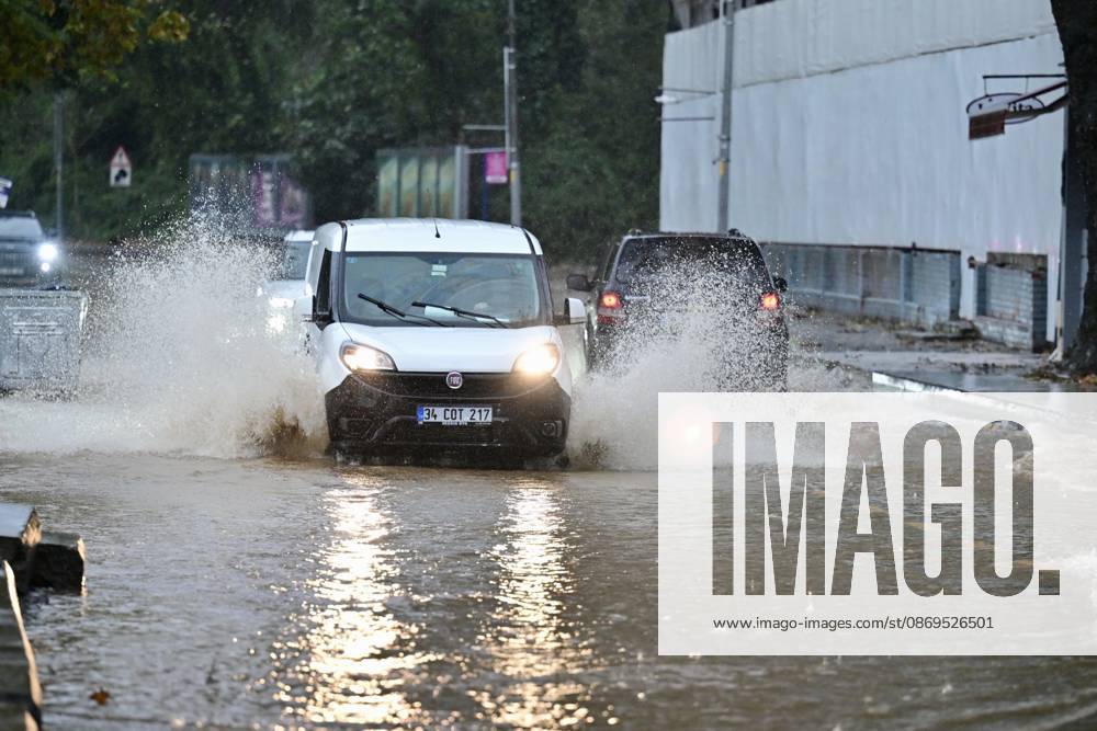 Heavy rainfall hits Istanbul ISTANBUL, TURKIYE - OCTOBER 15: Drivers struggle to navigate traffic due to water accumulation caused by heavy rainfall on Demokrasi Sehitleri Avenue in the Sariyer district of Istanbul, Turkiye, on October 15, 2026. Serhat Cagdas Anadolu Istanbul Turkey. Editorial use only. Please get in touch for any other usage.