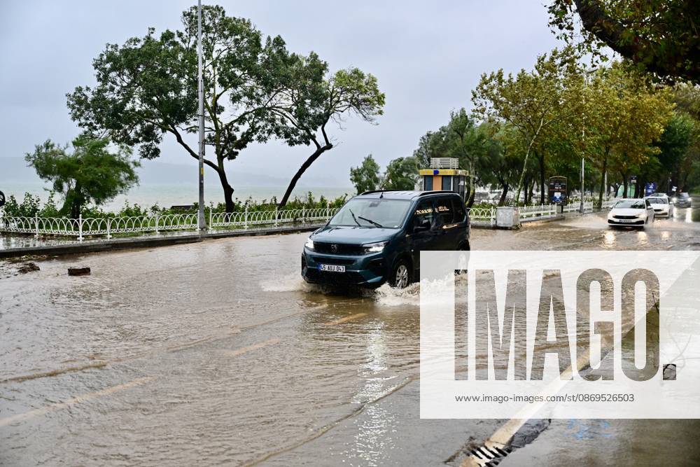 Heavy rainfall hits Istanbul ISTANBUL, TURKIYE - OCTOBER 15: Drivers struggle to navigate traffic due to water accumulation caused by heavy rainfall on Demokrasi Sehitleri Avenue in the Sariyer district of Istanbul, Turkiye, on October 15, 2026. Serhat Cagdas Anadolu Istanbul Turkey. Editorial use only. Please get in touch for any other usage.