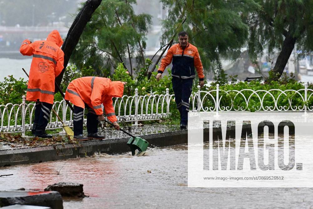 Heavy rainfall hits Istanbul ISTANBUL, TURKIYE - OCTOBER 15: Municipal workers continue road maintenance work as drivers struggle to navigate traffic due to water accumulation caused by heavy rainfall on Demokrasi Sehitleri Avenue in the Sariyer district of Istanbul, Turkiye, on October 15, 2026. Serhat Cagdas Anadolu Istanbul Turkey. Editorial use only. Please get in touch for any other usage.