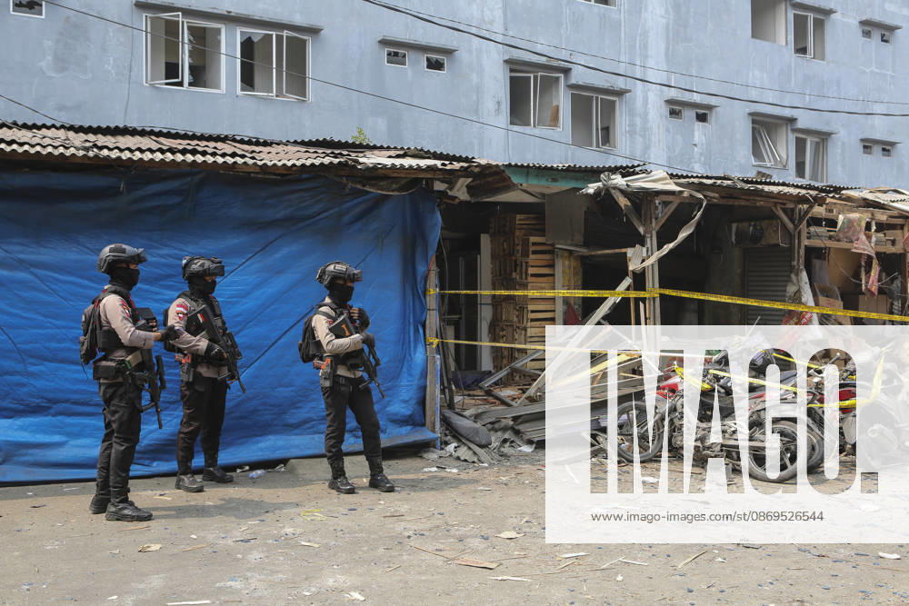 Blast at Indonesian market kills 2, injures 11 in South Tangerang BANTEN, INDONESIA - OCTOBER 15: Armed police officers stand guard at the site of an explosion at a market in South Tangerang, on the outskirt of Jakarta, Indonesia, on October 15, 2026. The blast killed two people and injured at least 11 others, according to police. Investigators are examining the cause of the explosion after finding an ethylene gas cylinder at the site. The blast damaged shop-house buildings and scattered debris across the surrounding commercial area. Agoes Rudianto Anadolu Banten Indonesia. Editorial use only. Please get in touch for any other usage.